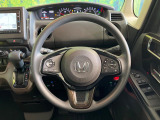 インテリアに合わせたデザインのステアリングは、運転される方のことも考え、運転しやすい形状、大きさです。是非一度、実際に触ってお確かめください。