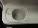 カップホルダーは運転席や助手席からちょうど手の届く位置です!!