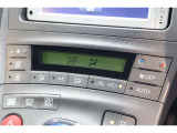 オートエアコンが装備されています!お好みの温度設定をするだけでエアコンの風量やモードの切り替えを自動でコントロールしてくれます!ユーザーの操作が少なく燃費走行にもつながります!