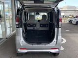 リヤシートを全て倒せばさらに荷物が積めますよ。