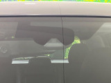 【エマージェンシーブレーキ】走行中に前方の車両等を認識し、衝突しそうな時は警報とブレーキで衝突回避と被害軽減をアシスト。より安全にドライブをお楽しみいただけます。