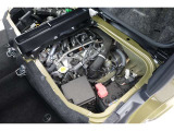 エンジンは重量バランスを考えてフロントシートの下にあります!写真を見ていただければ分かるようにとても整備がし易いですね!(車両左側)