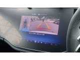 【360度カメラシステム】リバースと連動し、車両後方の映像をディスプレィに表示歪みの少ないカメラにより鮮明な画像で後退の運転操作をサポートします。