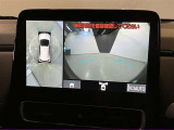 【パノラミックビューモニター】映像で、見づらい車両周辺の確認をアシスト。クルマを真上から見ているような映像を表示。 運転席から確認しにくい車両周囲の状況を把握。