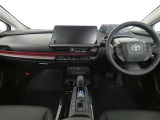 運転席・助手席を入れたインストルメントパネル全体画像です。