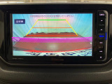 【バックカメラ】 駐車時に車両後方の様子を見ることができるので、運転の不安を軽くします。