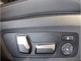 【コックピットシート】BMW車の主役席。車体中央にくる様に配置し車両重心とが一致する事でドライバーと車との一体感あるドライビングを実現。人間工学に基づき形成した形状が長時間のドライブ疲労も軽減します!