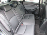 前席が最適な運転ポジションを取るために足元が広くとっており、後部座席の足元もゆったりと座ることができます。長時間でもストレス軽減になるよう、かかとを引くことができるように設計されています!