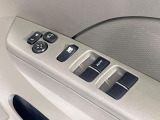 【電動格納ミラー】サイドミラーは電動格納式となっており、狭い駐車場でもキズがつくリスクを抑えられます。
