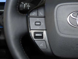 ステアリングスイッチ付きで、運転中に視線を前に向けたまま操作できます。