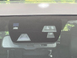 【スマートシティブレーキサポート】低速走行中に前方の車両等を認識し、衝突しそうな時は警報とブレーキで衝突回避と被害軽減をアシスト。より安全にドライブをお楽しみいただけます。