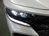 3眼LEDヘッドランプ(ハイ・ロービーム/オートレベリング機能付)+LEDクリアランスランプ(デイタイムランニングランプ機能付)+アダプティブハイビームシステム
