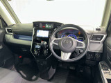 運転席まわりです。 各操作スイッチは使いやすい位置に配置されてます。