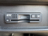 【ETC】有料道路を利用する際に料金所で停止することなく通過できる、ETC車載器(ノンストップ自動料金収受システム機器)が装備されています。セットアップを行うことで利用可能になります。