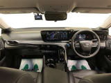 運転席側はコックピットのような「包まれ感」、助手席側は「開放感」をインテリア!席ごとのパーソナル空間が演出されています!柔らかな素材と金属加飾のコントラストがモダンさを感じさせてくれます!