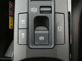電動パーキングブレーキを搭載。スイッチ操作でパーキングブレーキを作動・解除することが可能なため操作に力は不要ですよ♪