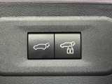 【パワーバックドア】スマートキーや運転席のボタンを押すだけでリアゲートが自動で開閉します!荷物を持っている時や、高い位置にあるバックドアを閉める際に便利な機能です♪