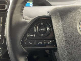 ステアリングスイッチ付きで、運転中に視線を前に向けたまま操作できます。