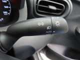 スイッチをオートに設定しておけば、車外の明るさに応じて自動的にヘッドランプを点灯・消灯します。夕暮れ時やトンネルの続く山道などを走行する時に便利なコンライトを装備しています。