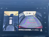 【アラウンドビューモニター】4つのカメラ映像を合成して上空から見下ろしているかのような映像をモニターして駐車をサポートします。