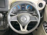 インテリアに合わせたデザインのステアリングは、運転される方のことも考え、運転しやすい形状、大きさです。是非一度、実際に触ってお確かめください。