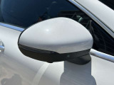 リアバンパー左右のレーダーセンサーにより車両の斜め後ろのミラーで見えない死角エリアに車両や自転車がいることを警告します。更に、側面衝突の危機があるときはブレーキを自動制御して危険回避をサポートします。