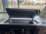 インスト運転席アッパーボックス。運転席前にサングラスなどを収納できます。
