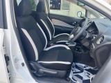 運転席まわりには十分なスペースがあり、大柄な方でもゆったり運転していただける環境です。