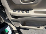 運転席パワーウィンドウスイッチとドリンクホルダーです。