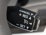【オートクルーズコントロール】搭載。アクセル操作なしでも車が自動でスピードを保ってくれる機能です長距離の高速は楽々です。
