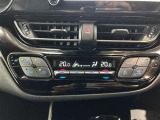 左右独立温度コントロールオートエアコンです。 運転席、助手席それぞれで独立して温度設定ができます。 冷え性の方が乗っても安心ですね♪