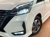 【LEDヘッドライト】悪天候や夜間走行時も良好な視界を確保し安心して運転できる高輝度LEDヘッドライトを装備!点灯速度が早く、消費電力も抑えられています。