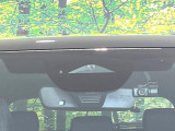 【i-ACTIVESENSE】走行中に前方の車両等を認識し、衝突しそうな時は警報とブレーキで衝突回避と被害軽減をアシスト。より安全にドライブをお楽しみいただけます。