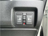 両側パワースライドドア付きだから、狭い駐車スペースなどでの 乗り降りラクラク!小さなお子さまのいるご家庭には嬉しい装備。
