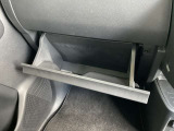 インスト助手席スライドボックス。ティシュボックスなんかを収納することが可能です。