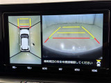 パノラミックビューモニターを装備。駐車場や交差点でクルマを真上から見るように周囲を確認できます。機能の詳細は販売店スタッフまでおたずねください。