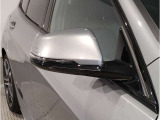 BMWのミラーは車種によって異なりますがレーンチェンジウォーニングが装備されております。詳しくは当店スタッフまでお問い合わせくださいませ。