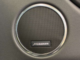 【MERIDIANサウンドシステム】車内環境に合わせて調整され、迫力ある音響を再生します。澄みきった高音から深みのある低音まで、鮮やかに再生する卓越したオーディオ技術が採用されています。