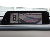 車体がシースルー(透過)して周囲の見通しを高めた設計の『360&deg;シースルービューモニター』を搭載。大きな車体でも、上空から見下ろす正確な視点で、狭い道や駐車をサポートします。