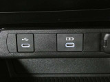 充電用USB端子付き。スマートフォンなどの充電に便利です。