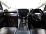 上質で落ち着いた印象のインパネ。視界も広々で運転しやすいです。