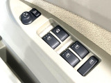 【電動格納ミラー】サイドミラーは電動格納式となっており、狭い駐車場でもキズがつくリスクを抑えられます。