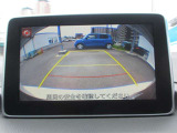 カラーで後方映像をモニターに映し出してくれるので、ショッピングモールのような狭い駐車場であったとしても障害物を見つけ、楽々駐車することができますね。
