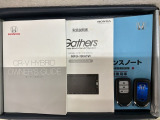 スマートキーは鍵をバッグに入れたままでもドアロックの開閉やエンジンのON・OFFができます。夜間や雨の日も鍵を探さなくて良いので便利です。