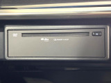 【CD/DVDデッキ】オプションのCD/DVDデッキを搭載。ディスプレイオーディオでエンタメをお楽しみいただけます。