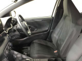 高いホールド性で運転姿勢が安定します。長距離ドライブでも疲れにくいのが魅力です。快適なドライビングライフをお送りください♪