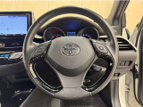 ステアリングスイッチ搭載!手を離さずに手元のスイッチでさまざまな操作が可能。運転中、視線をそらさなくても操作ができて安全です!