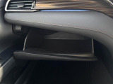 【グローブボックス】大容量のグローブボックスです!!車検証ケース他、日頃使う小物類の収納スペースもたくさんあります!