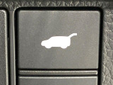 【パワーバックドア】スマートキーや運転席のボタンを押すだけでリアゲートが自動で開閉します!荷物を持っている時や、高い位置にあるバックドアを閉める際に便利な機能です♪