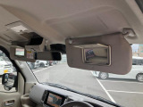 運転席と助手席にはミラー付きサンバイザーを装備♪